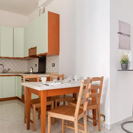 Guesthost - Stazione Cozy And Functional Flat Apartment *