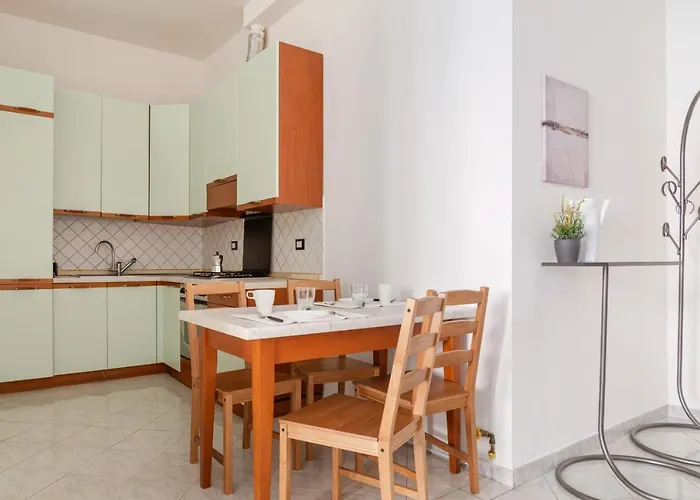 Guesthost - Stazione Cozy And Functional Flat Apartment *